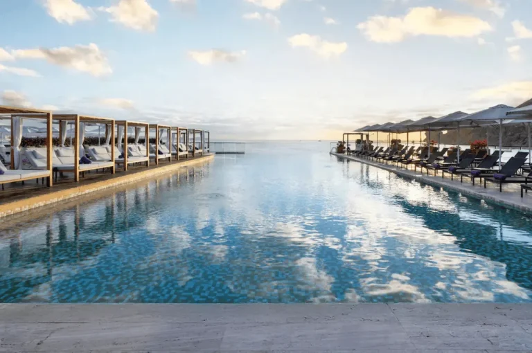 Luxury Beachfront Resort Guide: Best Resorts, Benefits & Booking Tips